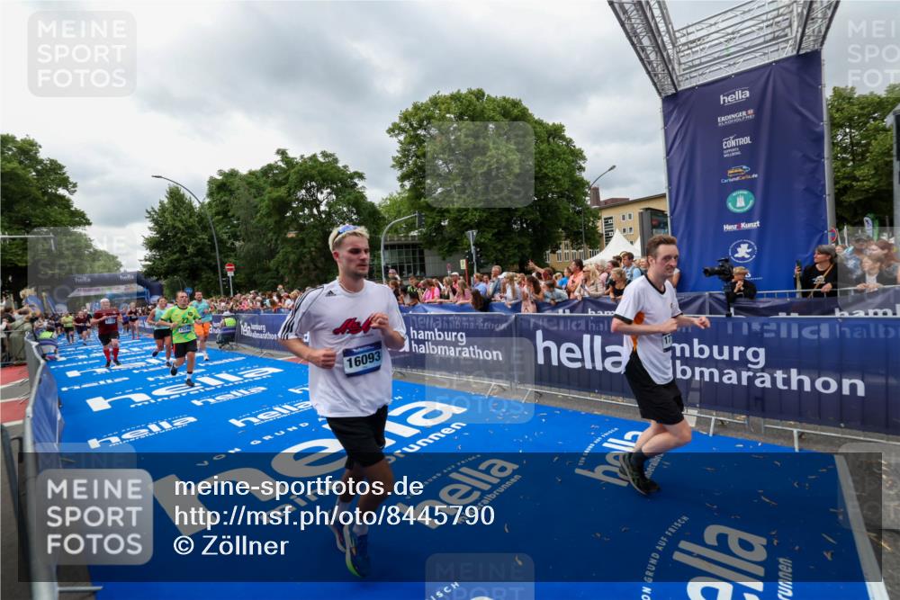 29.06.2025 - hella hamburg halbmarathon Zöllner http://msf.ph/oto/8445790 29.06.2025 10:57:36 Ziel 1239, 2236, 2652, 3435, 4502, 5015, 5134, 5457, 5458, 5728, 8393, 12144, 13245, 14571, 14951, 16093, 17758, 17769 meine-sportfotos.de