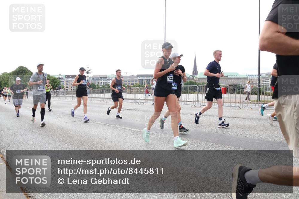 29.06.2025 - hella hamburg halbmarathon Lena Gebhardt http://msf.ph/oto/8445811 29.06.2025 10:30:01 Lombardsbrücke 3613, 230, 5322, 125, 344, 1063, 1097, 1547, 1694, 2302, 2699, 3443, 3524, 3573, 3613, 4395, 4580, 5063, 5322, 5350, 6598, 6616, 6626, 7517, 7832, 8388, 8792, 8941, 9095, 9937, 10162, 10996, 11269, 11376, 11444, 11634, 12216, 12227, 12305, 12349, 12504, 12537, 12710, 13031, 13418, 13810, 14304, 15266, 16182, 16306, 16601, 16604, 16735, 16769, 17529, 17945, 18046, 18385, 18503, 18671 meine-sportfotos.de
