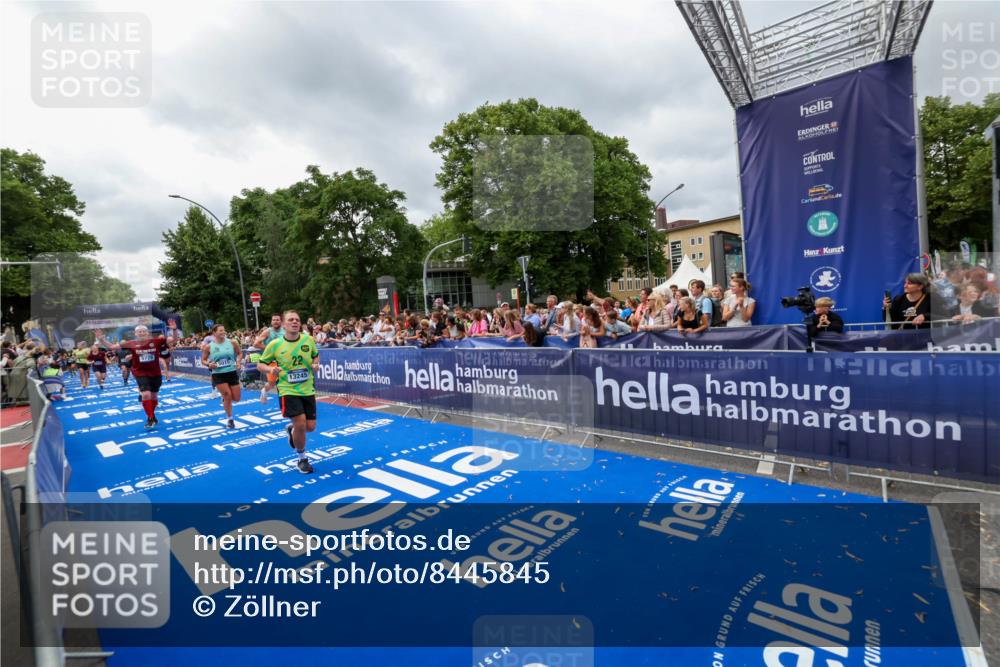 29.06.2025 - hella hamburg halbmarathon Zöllner http://msf.ph/oto/8445845 29.06.2025 10:57:37 Ziel 1239, 2236, 2652, 4502, 5015, 5134, 5457, 5458, 5728, 12144, 13245, 14571, 14951, 15220, 17769, 17814 meine-sportfotos.de