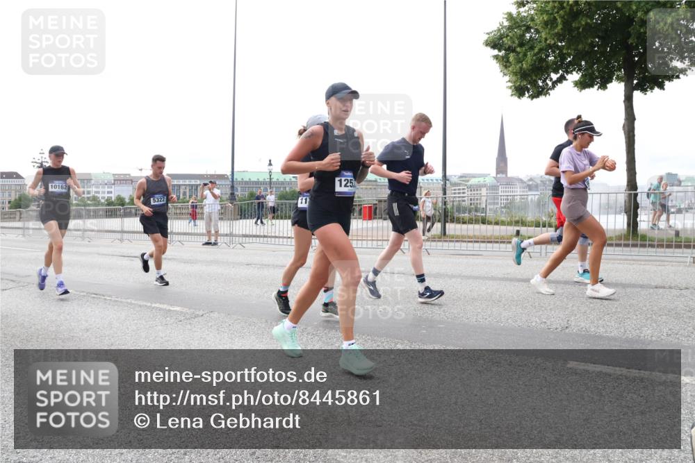 29.06.2025 - hella hamburg halbmarathon Lena Gebhardt http://msf.ph/oto/8445861 29.06.2025 10:30:01 Lombardsbrücke 10162, 5322, 125, 1063, 1097, 1547, 1694, 2302, 2699, 3443, 3524, 3573, 3613, 4395, 4580, 5063, 5322, 5350, 6598, 6616, 6626, 7517, 7832, 8388, 8792, 8941, 9095, 9937, 10162, 10996, 11269, 11376, 11444, 11634, 12216, 12227, 12305, 12349, 12504, 12537, 12710, 13031, 13418, 13810, 14304, 15266, 16182, 16306, 16601, 16604, 16735, 16769, 17529, 17945, 18046, 18385, 18503, 18671 meine-sportfotos.de