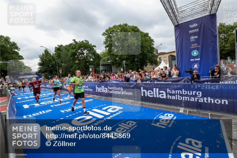 29.06.2025 - hella hamburg halbmarathon Zöllner http://msf.ph/oto/8445869 29.06.2025 10:57:37 Ziel 1239, 2236, 2652, 4502, 5015, 5134, 5457, 5458, 5728, 12144, 13245, 14571, 14951, 15220, 17769, 17814 meine-sportfotos.de