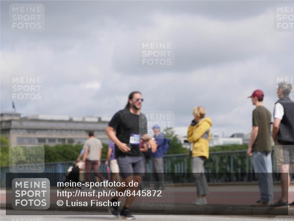 29.06.2025 - hella hamburg halbmarathon Luisa Fischer http://msf.ph/oto/8445872 29.06.2025 10:27:56 Kennedybrücke 1389, 2944, 3421, 4719, 5358, 7920, 8167 meine-sportfotos.de