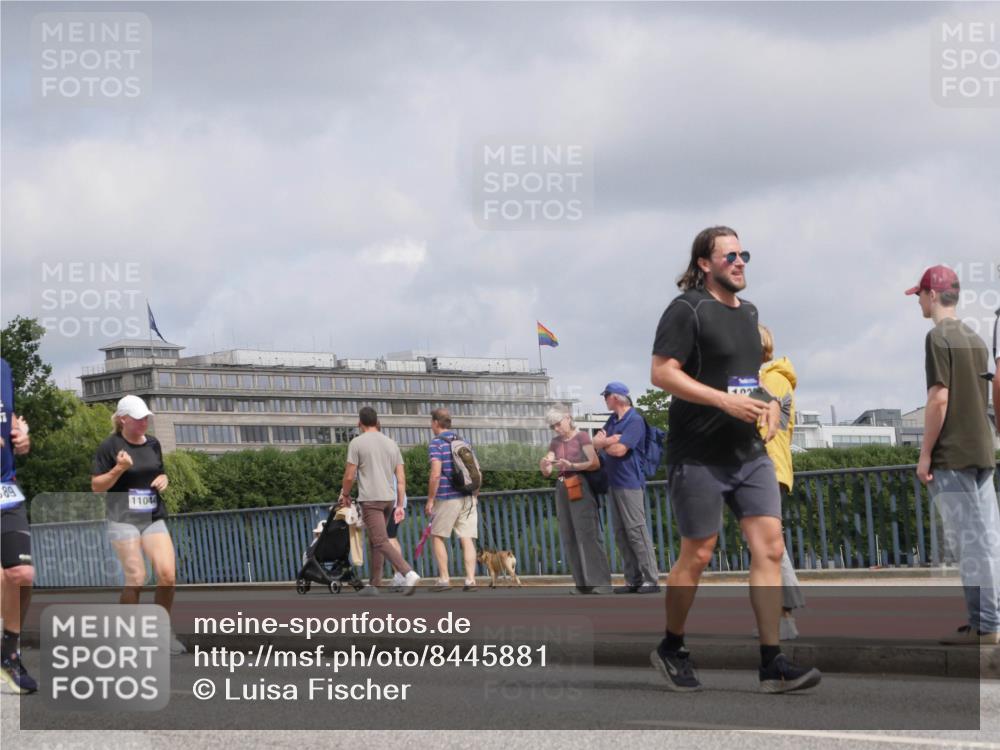 29.06.2025 - hella hamburg halbmarathon Luisa Fischer http://msf.ph/oto/8445881 29.06.2025 10:27:56 Kennedybrücke 89, 11044, 102, 1389, 2944, 3421, 4719, 5358, 7920, 8167 meine-sportfotos.de