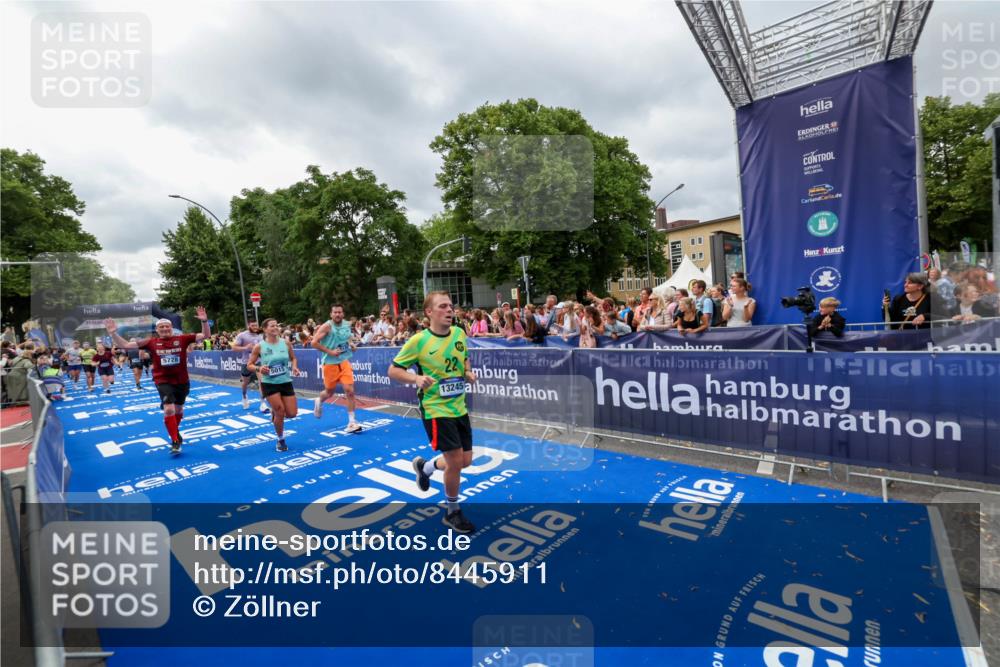 29.06.2025 - hella hamburg halbmarathon Zöllner http://msf.ph/oto/8445911 29.06.2025 10:57:38 Ziel 1239, 2236, 2606, 2652, 4502, 5015, 5134, 5457, 5458, 5728, 13245, 14571, 14951, 15220, 17769, 17814 meine-sportfotos.de