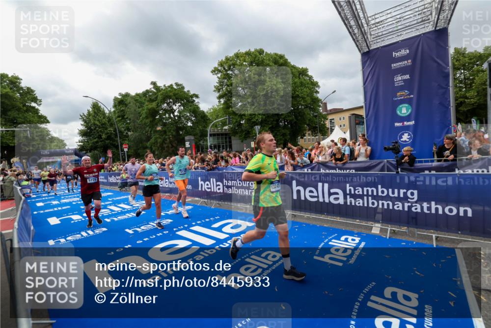 29.06.2025 - hella hamburg halbmarathon Zöllner http://msf.ph/oto/8445933 29.06.2025 10:57:38 Ziel 1239, 2236, 2606, 2652, 4502, 5015, 5134, 5457, 5458, 5728, 13245, 14571, 14951, 15220, 17769, 17814 meine-sportfotos.de