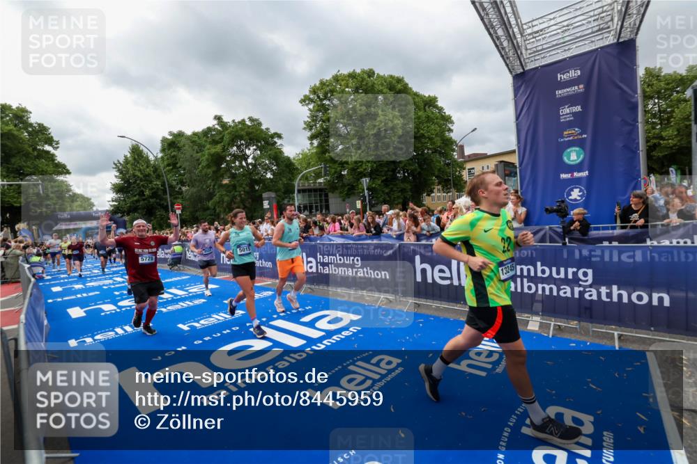 29.06.2025 - hella hamburg halbmarathon Zöllner http://msf.ph/oto/8445959 29.06.2025 10:57:38 Ziel 1239, 2236, 2606, 2652, 4502, 5015, 5134, 5457, 5458, 5728, 13245, 14571, 14951, 15220, 17769, 17814 meine-sportfotos.de