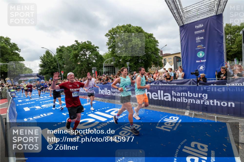 29.06.2025 - hella hamburg halbmarathon Zöllner http://msf.ph/oto/8445977 29.06.2025 10:57:39 Ziel 1239, 2236, 2606, 2652, 4502, 5015, 5134, 5457, 5458, 5728, 13245, 14571, 14951, 15217, 15220, 17769, 17814, 18388 meine-sportfotos.de