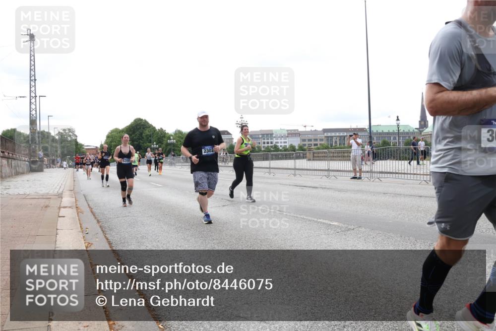 29.06.2025 - hella hamburg halbmarathon Lena Gebhardt http://msf.ph/oto/8446075 29.06.2025 10:30:03 Lombardsbrücke 2302, 31, 1063, 1097, 1547, 1694, 2302, 2699, 2901, 3443, 3524, 3573, 3613, 4395, 4580, 5063, 5322, 5350, 6598, 6616, 6626, 7832, 8388, 8792, 8941, 9095, 9937, 10162, 10880, 11269, 11376, 11444, 11634, 12216, 12227, 12305, 12349, 12350, 12504, 12537, 12710, 13031, 13418, 13810, 14304, 15266, 16182, 16306, 16601, 16604, 16735, 16769, 17529, 17945, 18046, 18385, 18503, 18671 meine-sportfotos.de