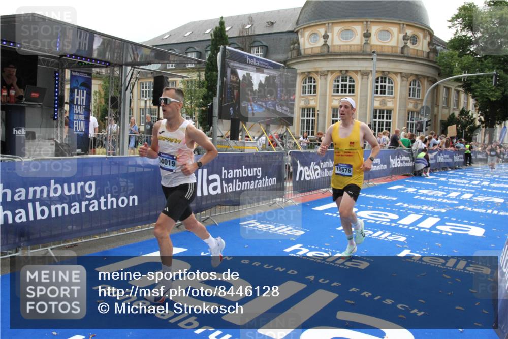 29.06.2025 - hella hamburg halbmarathon Michael Strokosch http://msf.ph/oto/8446128 29.06.2025 10:27:29 Ziel 4678, 9804, 13941, 14019, 15576, 18567, 19114 meine-sportfotos.de