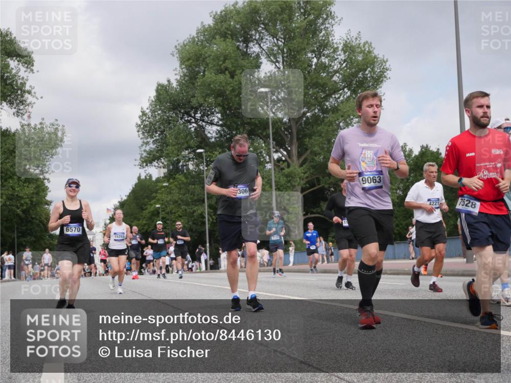 29.06.2025 - hella hamburg halbmarathon Luisa Fischer http://msf.ph/oto/8446130 29.06.2025 10:28:09 Kennedybrücke 6570, 15283, 5830, 306, 2132, 9063, 4221, 7528, 1395, 2132, 2280, 2477, 3421, 3786, 4221, 4624, 5138, 5829, 5830, 6524, 6526, 7528, 7975, 8502, 9063 meine-sportfotos.de