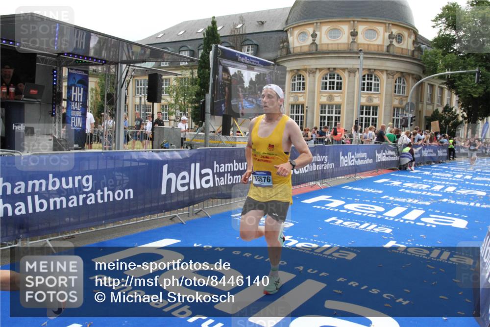 29.06.2025 - hella hamburg halbmarathon Michael Strokosch http://msf.ph/oto/8446140 29.06.2025 10:27:29 Ziel 4678, 9804, 13941, 14019, 15576, 18567, 19114 meine-sportfotos.de
