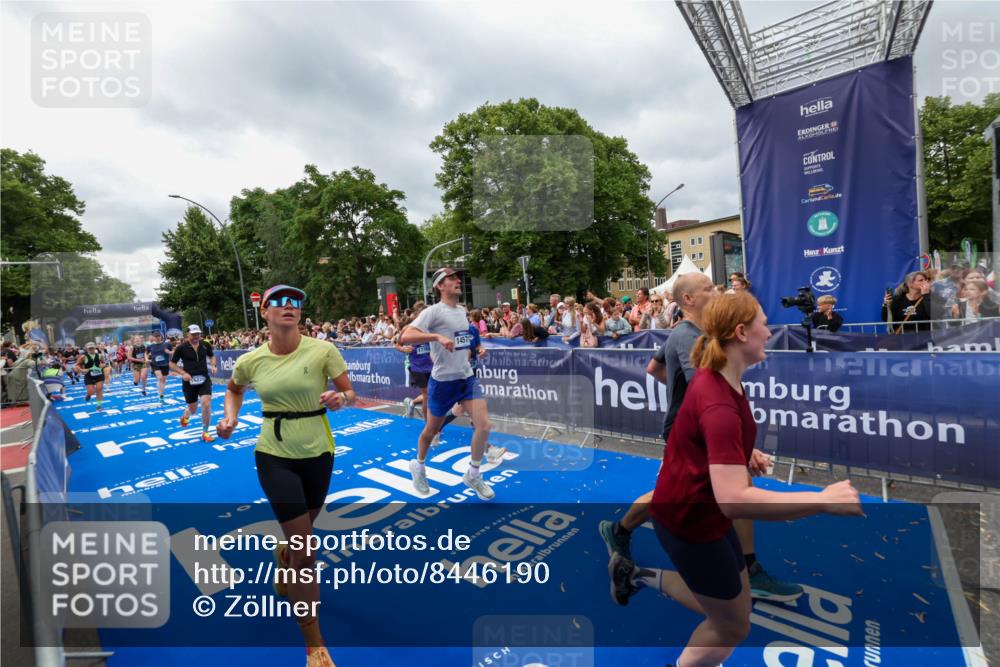 29.06.2025 - hella hamburg halbmarathon Zöllner http://msf.ph/oto/8446190 29.06.2025 10:57:43 Ziel 1239, 1715, 1719, 2606, 2652, 5457, 5458, 10133, 12774, 13523, 14571, 14951, 15217, 15220, 16418, 17455, 17769, 17814, 18388, 18508, 18985 meine-sportfotos.de