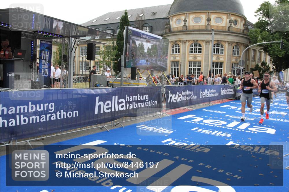29.06.2025 - hella hamburg halbmarathon Michael Strokosch http://msf.ph/oto/8446197 29.06.2025 10:27:32 Ziel 4678, 9804, 13941, 18567, 19114 meine-sportfotos.de