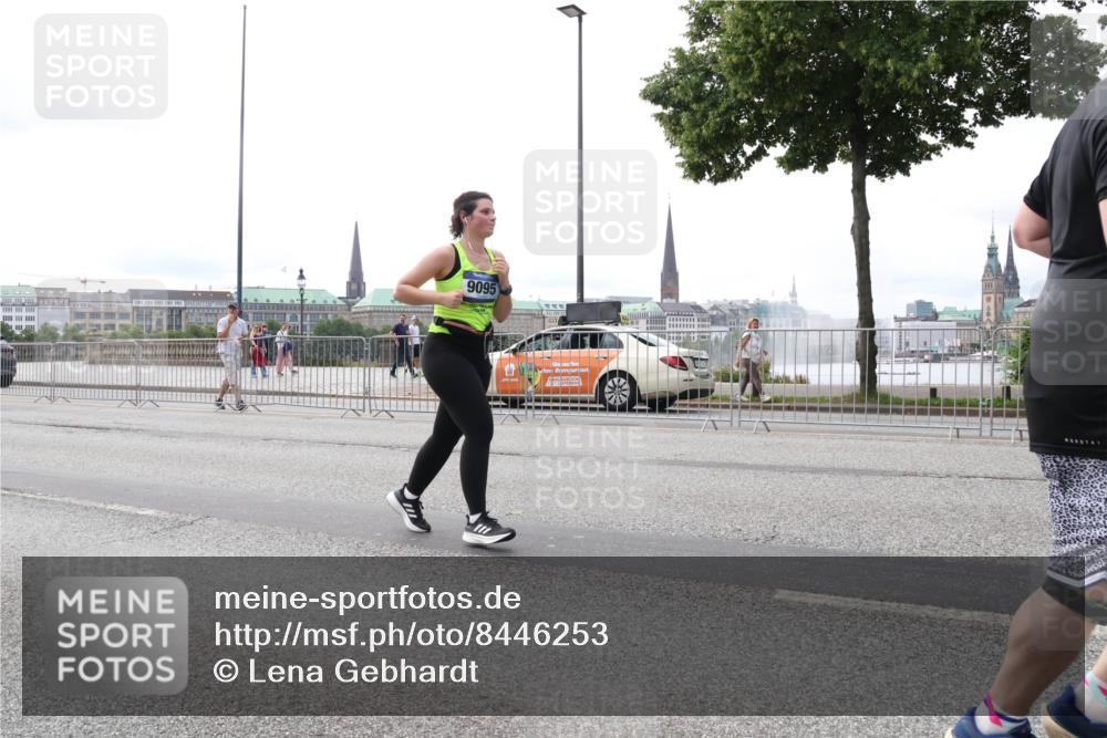 29.06.2025 - hella hamburg halbmarathon Lena Gebhardt http://msf.ph/oto/8446253 29.06.2025 10:30:05 Lombardsbrücke 9095, 1097, 1547, 1694, 2302, 2699, 2901, 3443, 3573, 3613, 4395, 4580, 5063, 5322, 5350, 6598, 6616, 6626, 8388, 8792, 8941, 9095, 9937, 10162, 10880, 11269, 11376, 11444, 11634, 12216, 12227, 12305, 12349, 12350, 12504, 12537, 12710, 13031, 13418, 13810, 14304, 15266, 16182, 16601, 16604, 16735, 16769, 17529, 18046, 18385, 18503, 18671 meine-sportfotos.de