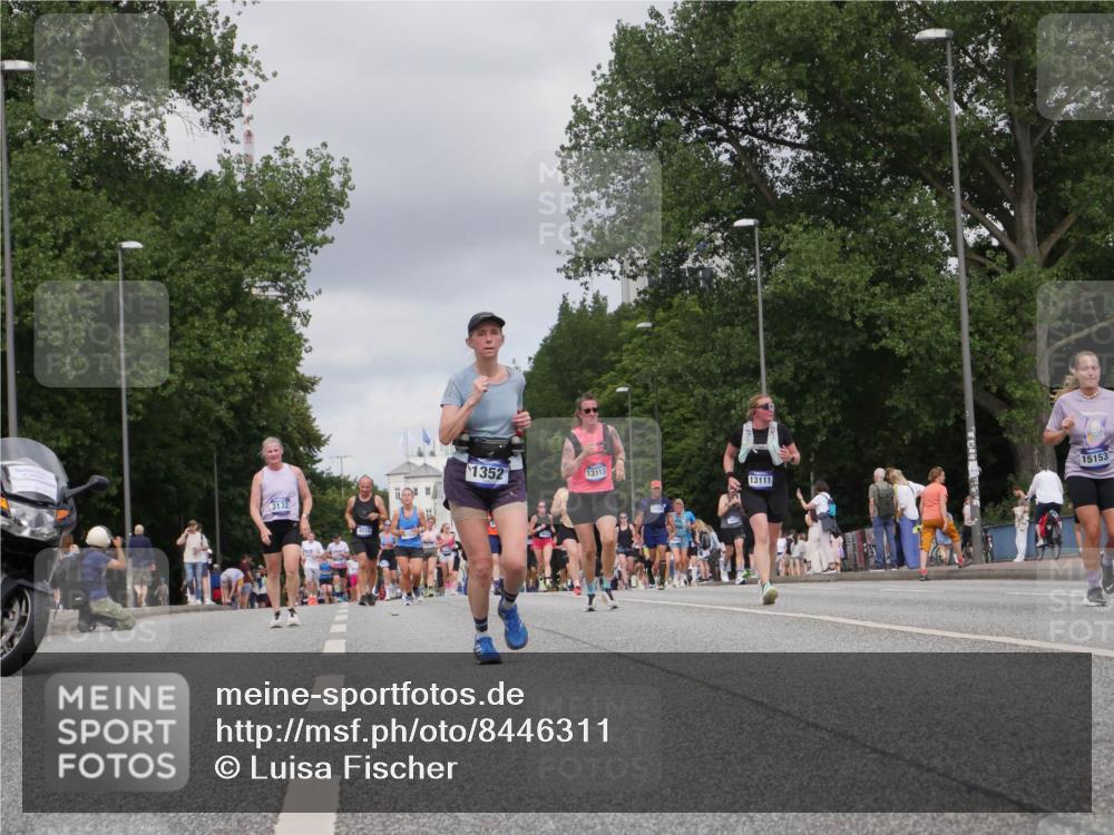 29.06.2025 - hella hamburg halbmarathon Luisa Fischer http://msf.ph/oto/8446311 29.06.2025 10:28:22 Kennedybrücke 1352, 3132, 13113, 13111, 15153, 1352, 2132, 2249, 3343, 5829, 5830, 6261 meine-sportfotos.de