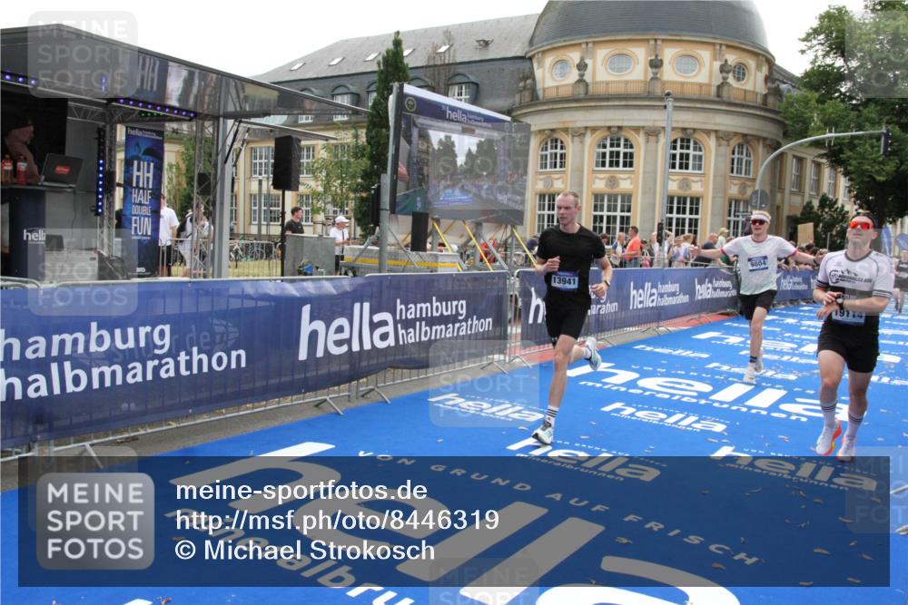 29.06.2025 - hella hamburg halbmarathon Michael Strokosch http://msf.ph/oto/8446319 29.06.2025 10:27:35 Ziel 2203, 4678, 7651, 9804, 12341, 13941, 17354, 18567, 19114 meine-sportfotos.de