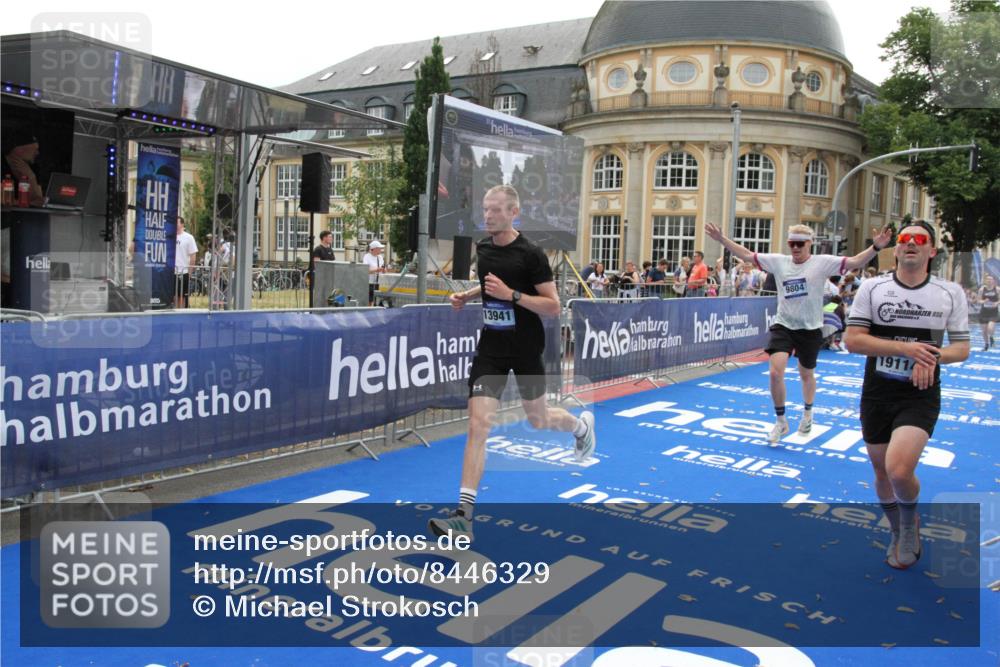 29.06.2025 - hella hamburg halbmarathon Michael Strokosch http://msf.ph/oto/8446329 29.06.2025 10:27:35 Ziel 2203, 4678, 7651, 9804, 12341, 13941, 17354, 18567, 19114 meine-sportfotos.de