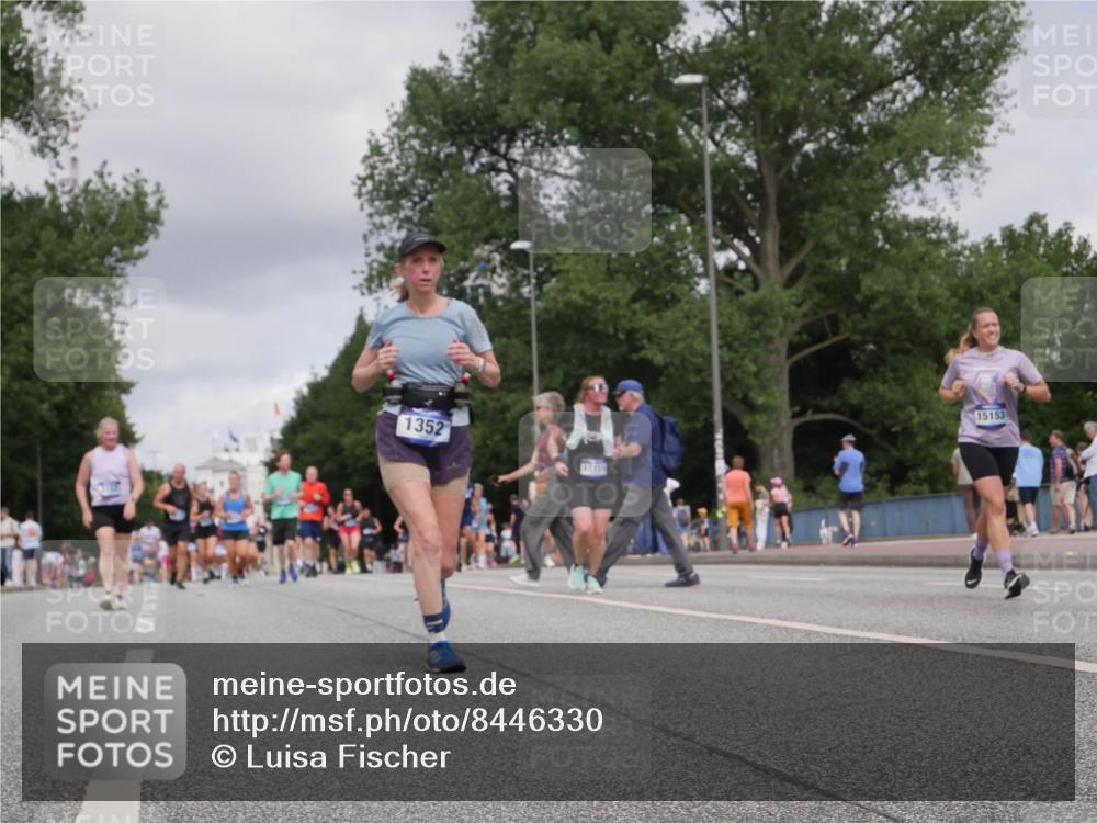 29.06.2025 - hella hamburg halbmarathon Luisa Fischer http://msf.ph/oto/8446330 29.06.2025 10:28:24 Kennedybrücke 1352, 15153, 1352, 2249, 3132, 6261 meine-sportfotos.de