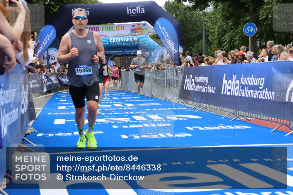 29.06.2025 - hella hamburg halbmarathon Strokosch-Dieckow http://msf.ph/oto/8446338 29.06.2025 10:39:21 Ziel 1343, 2044, 2546, 2972, 4565, 5752, 6037, 6152, 8319, 8346, 8925, 12046, 12335, 12372, 13479, 14359, 15013, 15866, 17646 meine-sportfotos.de