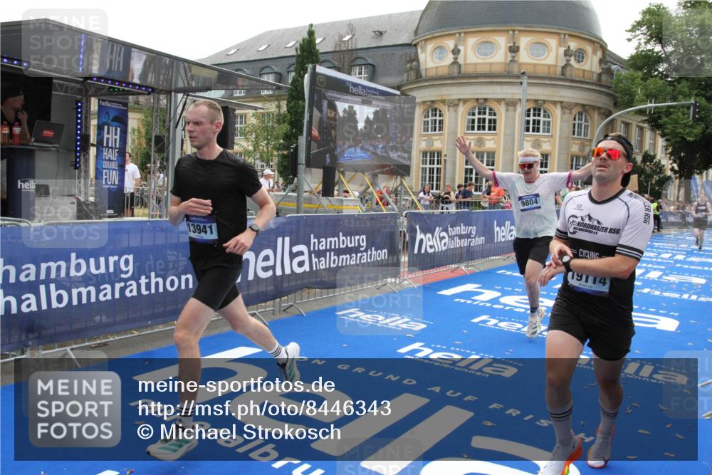 29.06.2025 - hella hamburg halbmarathon Michael Strokosch http://msf.ph/oto/8446343 29.06.2025 10:27:35 Ziel 2203, 4678, 7651, 9804, 12341, 13941, 17354, 18567, 19114 meine-sportfotos.de