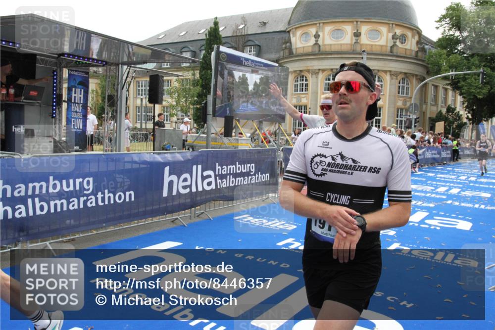 29.06.2025 - hella hamburg halbmarathon Michael Strokosch http://msf.ph/oto/8446357 29.06.2025 10:27:36 Ziel 2203, 4678, 7651, 9804, 12341, 13941, 17354, 18567, 18832, 19114 meine-sportfotos.de