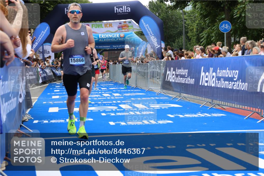 29.06.2025 - hella hamburg halbmarathon Strokosch-Dieckow http://msf.ph/oto/8446367 29.06.2025 10:39:21 Ziel 1343, 2044, 2546, 2972, 4565, 5752, 6037, 6152, 8319, 8346, 8925, 12046, 12335, 12372, 13479, 14359, 15013, 15866, 17646 meine-sportfotos.de
