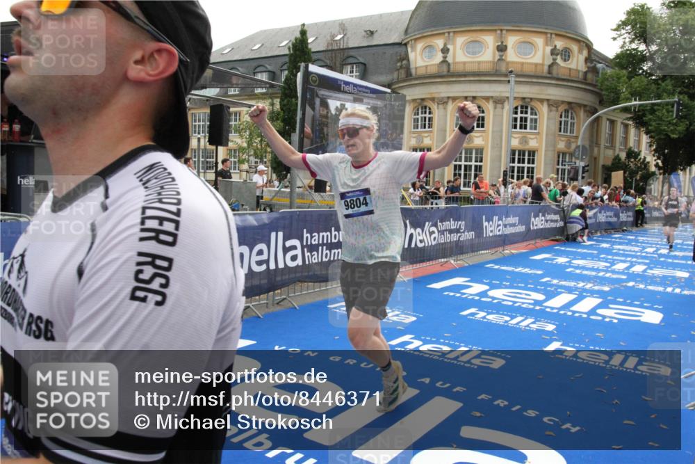 29.06.2025 - hella hamburg halbmarathon Michael Strokosch http://msf.ph/oto/8446371 29.06.2025 10:27:36 Ziel 2203, 4678, 7651, 9804, 12341, 13941, 17354, 18567, 18832, 19114 meine-sportfotos.de