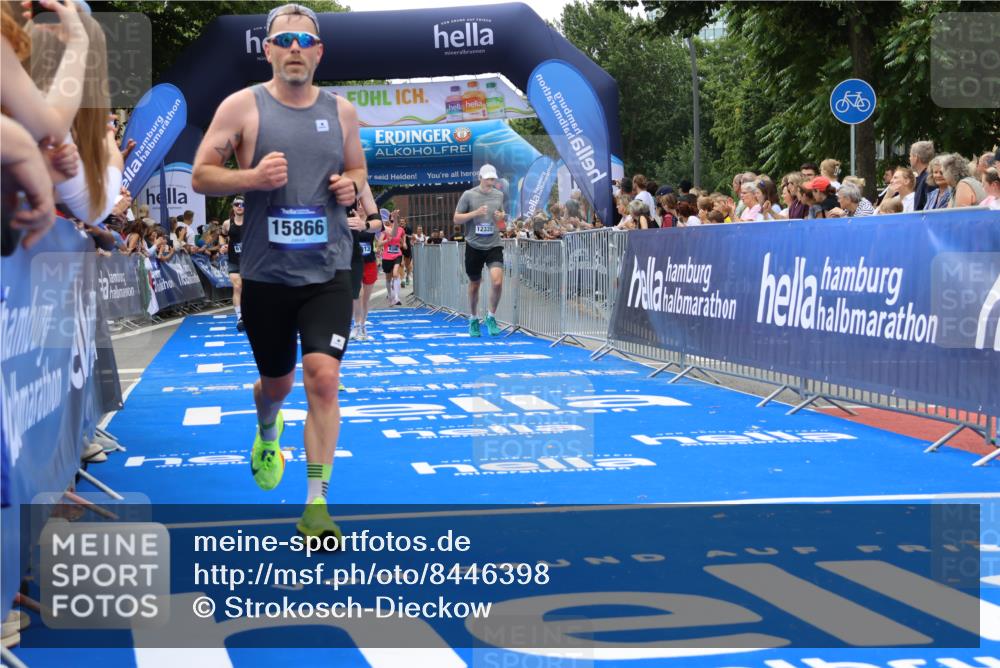 29.06.2025 - hella hamburg halbmarathon Strokosch-Dieckow http://msf.ph/oto/8446398 29.06.2025 10:39:21 Ziel 1343, 2044, 2546, 2972, 4565, 5752, 6037, 6152, 8319, 8346, 8925, 12046, 12335, 12372, 13479, 14359, 15013, 15866, 17646 meine-sportfotos.de