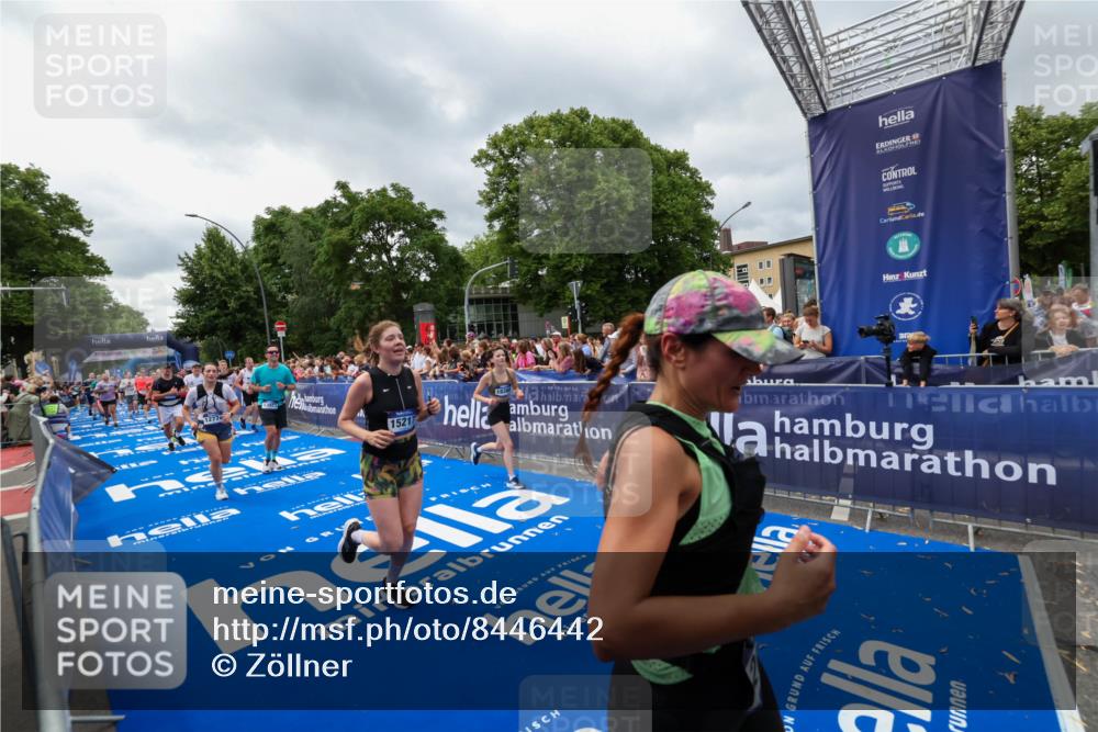 29.06.2025 - hella hamburg halbmarathon Zöllner http://msf.ph/oto/8446442 29.06.2025 10:57:47 Ziel 1715, 1719, 1972, 2034, 2606, 5391, 7833, 10133, 10599, 12440, 12774, 13523, 14737, 15217, 16418, 17201, 17455, 18388, 18508, 18727, 18985 meine-sportfotos.de