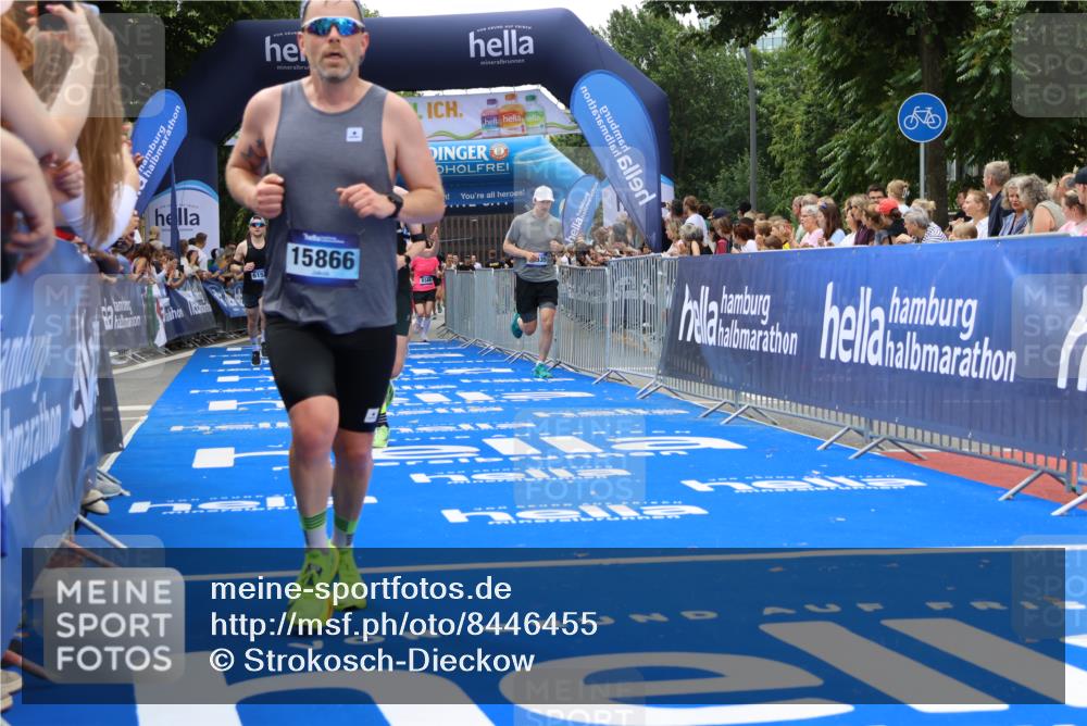 29.06.2025 - hella hamburg halbmarathon Strokosch-Dieckow http://msf.ph/oto/8446455 29.06.2025 10:39:22 Ziel 1343, 2044, 2546, 2972, 4565, 6037, 6152, 8319, 8346, 8925, 12046, 12335, 12372, 13479, 14359, 15013, 15866, 17646 meine-sportfotos.de