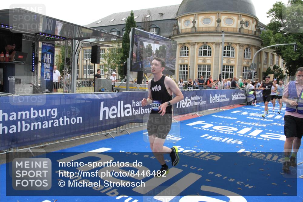 29.06.2025 - hella hamburg halbmarathon Michael Strokosch http://msf.ph/oto/8446482 29.06.2025 10:27:40 Ziel 2203, 7651, 8731, 10655, 12341, 17354, 18832 meine-sportfotos.de