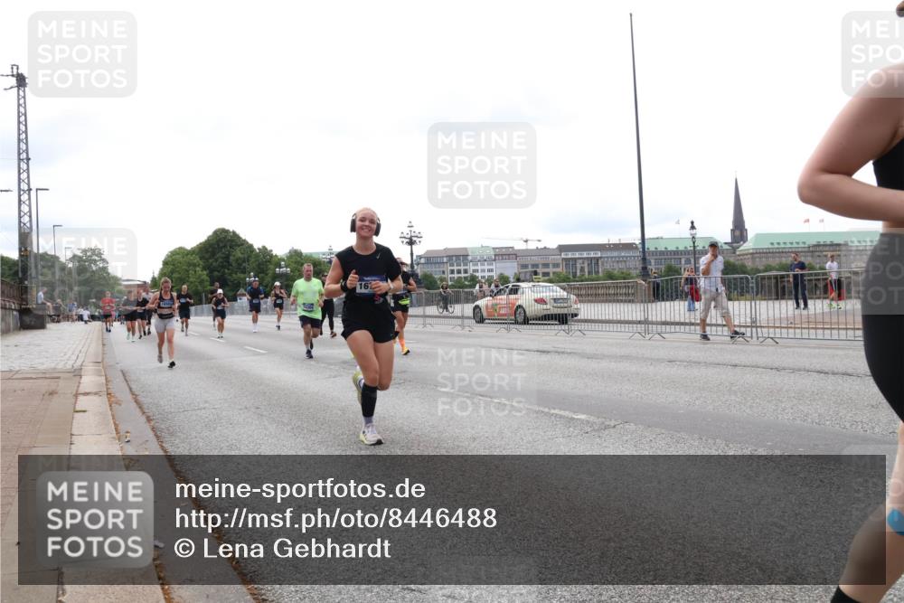 29.06.2025 - hella hamburg halbmarathon Lena Gebhardt http://msf.ph/oto/8446488 29.06.2025 10:30:07 Lombardsbrücke 14304, 1097, 1547, 1694, 2302, 2699, 2901, 3443, 3573, 3613, 4395, 4580, 5063, 5322, 5350, 6598, 6616, 6626, 8388, 8792, 8941, 9095, 9937, 10162, 10880, 11376, 11444, 11634, 12216, 12227, 12305, 12349, 12350, 12504, 12537, 12710, 13031, 13418, 13810, 14304, 15266, 15938, 16182, 16601, 16604, 16735, 16769, 17529, 18046, 18385, 18503, 18671 meine-sportfotos.de