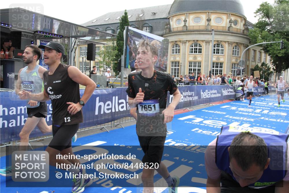 29.06.2025 - hella hamburg halbmarathon Michael Strokosch http://msf.ph/oto/8446520 29.06.2025 10:27:43 Ziel 2203, 5367, 7651, 8731, 10655, 17354, 17893, 18832 meine-sportfotos.de