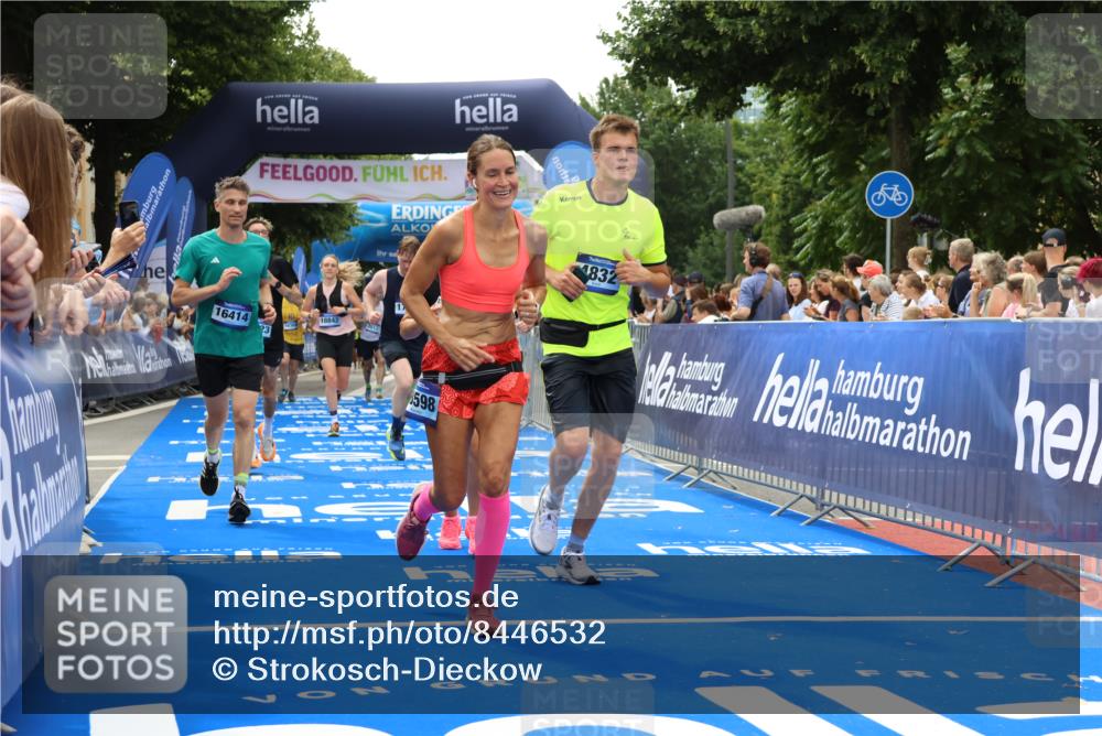 29.06.2025 - hella hamburg halbmarathon Strokosch-Dieckow http://msf.ph/oto/8446532 29.06.2025 10:49:07 Ziel 2013, 4832, 4847, 4890, 6389, 7297, 8112, 8302, 8821, 10184, 13614, 15523, 16369, 16414, 16627, 16731, 17173, 17632, 18598, 18842 meine-sportfotos.de