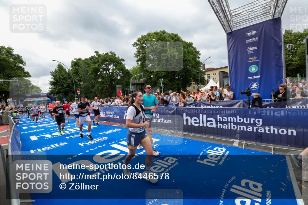 29.06.2025 - hella hamburg halbmarathon Zöllner http://msf.ph/oto/8446578 29.06.2025 10:57:48 Ziel 1715, 1719, 1972, 2034, 5391, 7269, 7833, 10133, 10599, 10703, 12440, 12523, 12774, 13523, 14737, 15217, 16418, 17201, 17455, 18388, 18508, 18727, 18985 meine-sportfotos.de