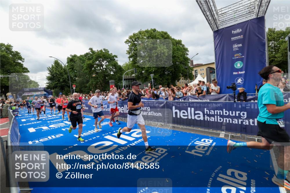 29.06.2025 - hella hamburg halbmarathon Zöllner http://msf.ph/oto/8446585 29.06.2025 10:57:49 Ziel 1715, 1719, 1972, 2034, 5391, 7269, 7833, 10133, 10599, 10703, 12440, 12523, 12774, 13523, 14737, 16418, 16517, 17201, 17455, 18508, 18727, 18985 meine-sportfotos.de