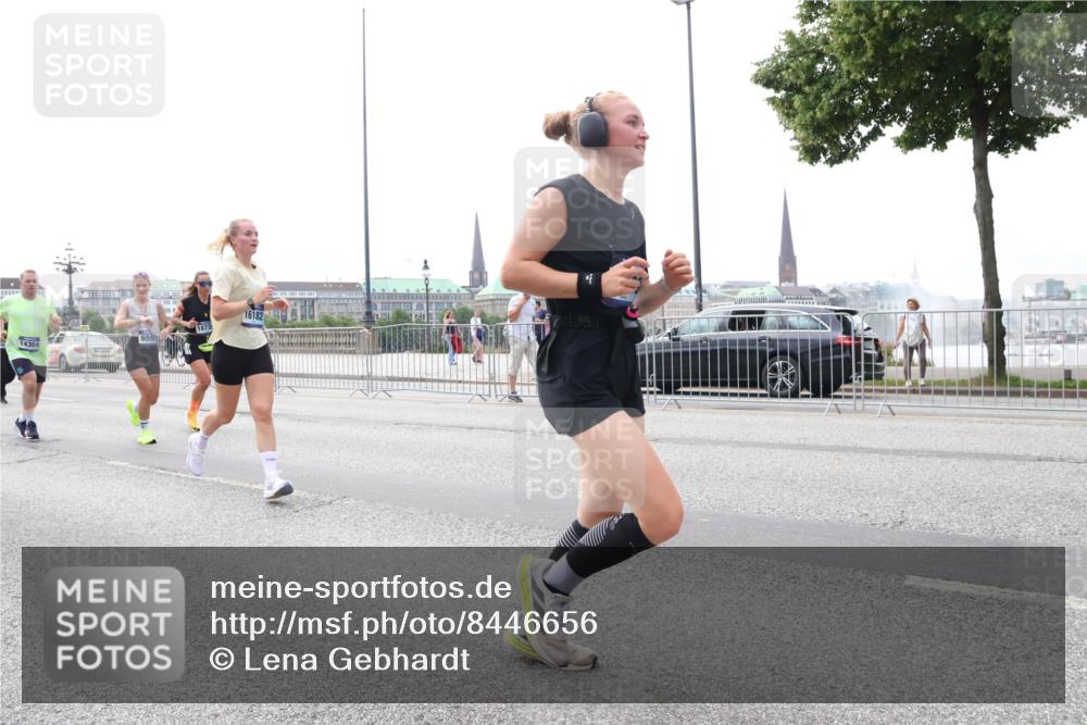 29.06.2025 - hella hamburg halbmarathon Lena Gebhardt http://msf.ph/oto/8446656 29.06.2025 10:30:08 Lombardsbrücke 14304, 1673, 16182, 1097, 1547, 1694, 2302, 2699, 2901, 3443, 3573, 3613, 4395, 4580, 5063, 5322, 5350, 6598, 6616, 6626, 8388, 8792, 8941, 9095, 9937, 10162, 10880, 11376, 11444, 12216, 12227, 12305, 12349, 12350, 12504, 12537, 12710, 13031, 13418, 13810, 14304, 15266, 15938, 16182, 16601, 16604, 16735, 16769, 17529, 18046, 18385, 18503, 18671 meine-sportfotos.de