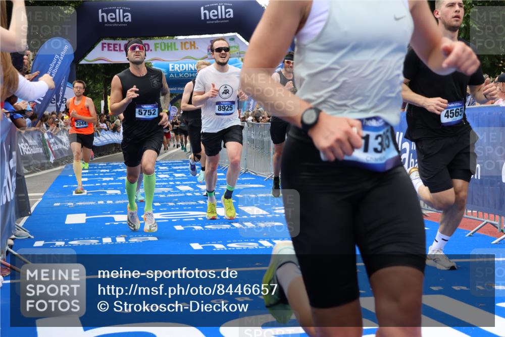 29.06.2025 - hella hamburg halbmarathon Strokosch-Dieckow http://msf.ph/oto/8446657 29.06.2025 10:39:15 Ziel 2044, 3282, 4565, 5752, 6037, 8319, 8925, 11305, 12046, 13479, 13729, 14311, 14359, 15556, 15866, 16656, 17646, 17668, 18149, 18547 meine-sportfotos.de