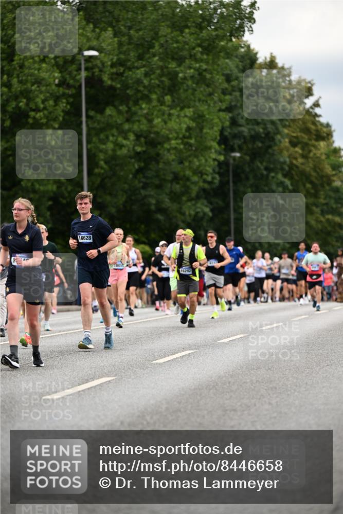 29.06.2025 - hella hamburg halbmarathon Dr. Thomas Lammeyer http://msf.ph/oto/8446658 29.06.2025 10:58:28 Kennedybrücke 1017, 1744, 1984, 2079, 2146, 2372, 2761, 3187, 3249, 3364, 4323, 4626, 4685, 4801, 4838, 5309, 5514, 5804, 5817, 5993, 6273, 6468, 6583, 6987, 7614, 8189, 8924, 9138, 9503, 9531, 9771, 10207, 11390 meine-sportfotos.de