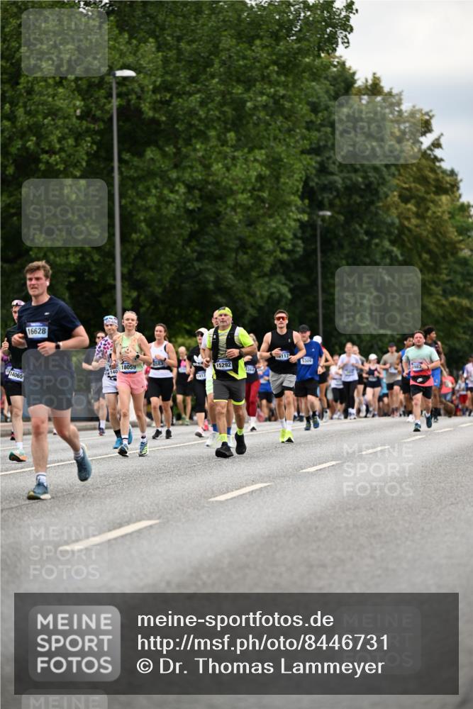 29.06.2025 - hella hamburg halbmarathon Dr. Thomas Lammeyer http://msf.ph/oto/8446731 29.06.2025 10:58:28 Kennedybrücke 1017, 1744, 1984, 2079, 2146, 2372, 2761, 3187, 3249, 3364, 4323, 4626, 4685, 4801, 4838, 5309, 5514, 5804, 5817, 5993, 6273, 6468, 6583, 6987, 7614, 8189, 8924, 9138, 9503, 9531, 9771, 10207, 11390 meine-sportfotos.de