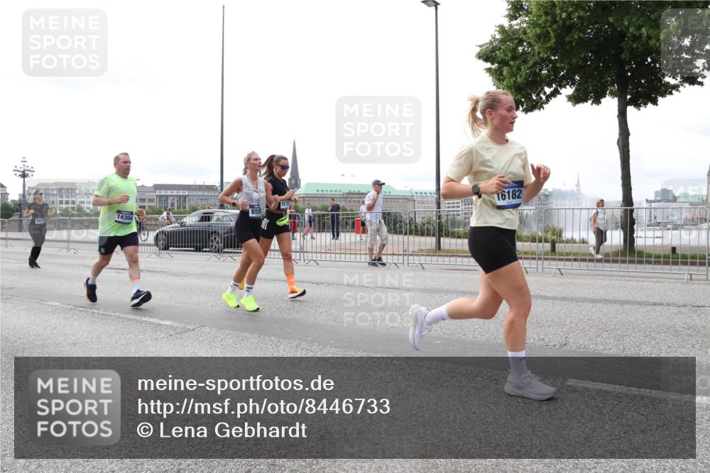 29.06.2025 - hella hamburg halbmarathon Lena Gebhardt http://msf.ph/oto/8446733 29.06.2025 10:30:10 Lombardsbrücke 16, 659, 14304, 16182, 1097, 1547, 1694, 2302, 2699, 2901, 3443, 3573, 3613, 4580, 5063, 5322, 5350, 6598, 6616, 6626, 8388, 8792, 8941, 9095, 9937, 10162, 10880, 11376, 11444, 12227, 12305, 12349, 12350, 12504, 12537, 12688, 12710, 13031, 13418, 13810, 14304, 15266, 15938, 16182, 16601, 16604, 16735, 16769, 16864, 17529, 18046, 18385, 18503, 18671 meine-sportfotos.de