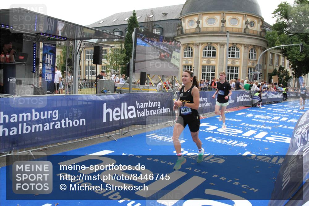 29.06.2025 - hella hamburg halbmarathon Michael Strokosch http://msf.ph/oto/8446745 29.06.2025 10:27:48 Ziel 1122, 5367, 8731, 17893 meine-sportfotos.de