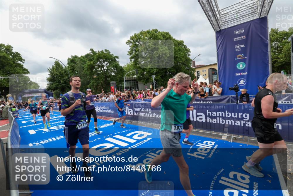 29.06.2025 - hella hamburg halbmarathon Zöllner http://msf.ph/oto/8446766 29.06.2025 10:57:54 Ziel 1972, 2034, 2806, 2883, 5391, 7138, 7269, 9820, 10599, 10703, 11394, 12440, 12523, 13376, 14737, 15349, 16517, 17543, 18492, 18727 meine-sportfotos.de
