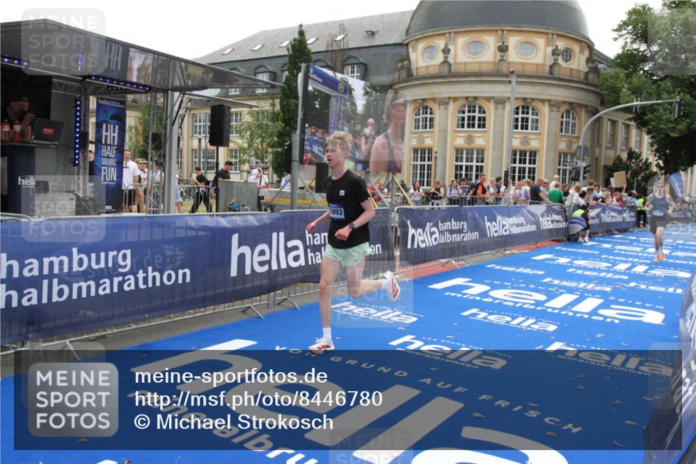29.06.2025 - hella hamburg halbmarathon Michael Strokosch http://msf.ph/oto/8446780 29.06.2025 10:27:49 Ziel 1122, 5367, 17893 meine-sportfotos.de