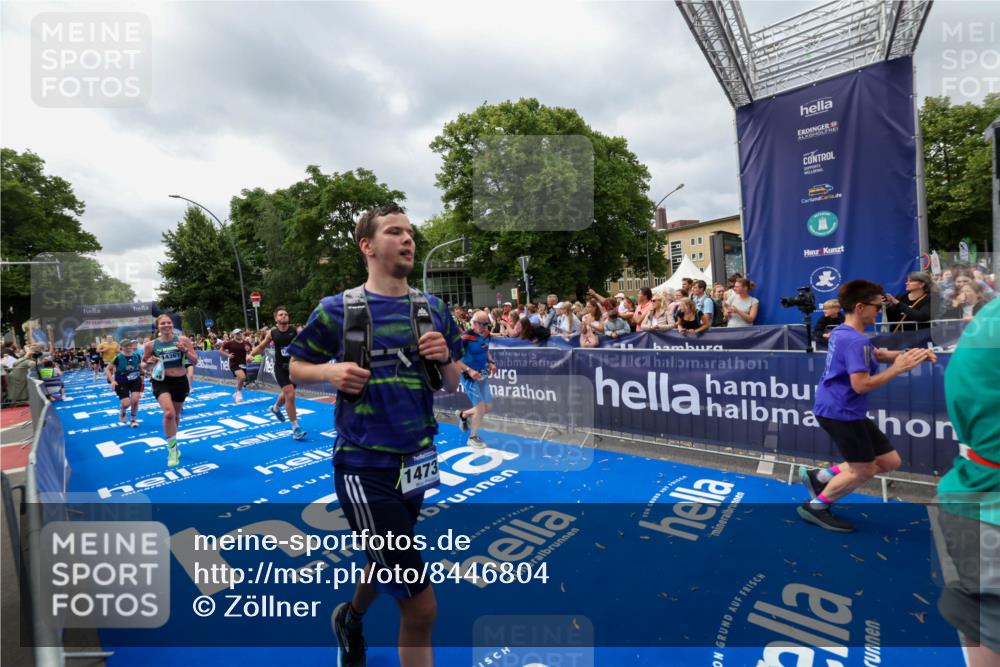 29.06.2025 - hella hamburg halbmarathon Zöllner http://msf.ph/oto/8446804 29.06.2025 10:57:54 Ziel 1972, 2034, 2806, 2883, 5391, 7138, 7269, 9820, 10599, 10703, 11394, 12440, 12523, 13376, 14737, 15349, 16517, 17543, 18492, 18727 meine-sportfotos.de