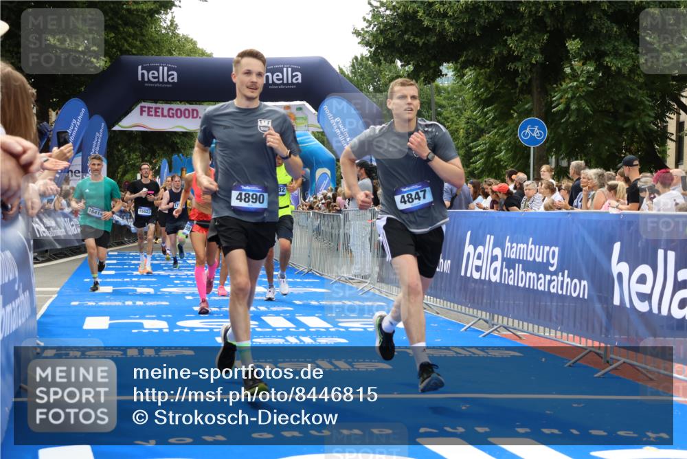 29.06.2025 - hella hamburg halbmarathon Strokosch-Dieckow http://msf.ph/oto/8446815 29.06.2025 10:49:05 Ziel 1381, 1452, 2013, 4832, 4847, 4890, 6389, 7297, 8302, 8821, 9695, 10184, 13614, 13688, 15523, 16414, 16627, 16731, 17173, 17632, 18598, 18842 meine-sportfotos.de