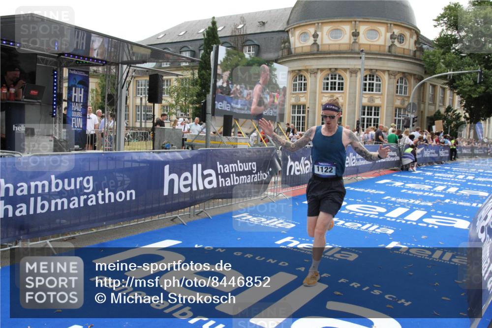 29.06.2025 - hella hamburg halbmarathon Michael Strokosch http://msf.ph/oto/8446852 29.06.2025 10:27:52 Ziel 1122, 17893 meine-sportfotos.de