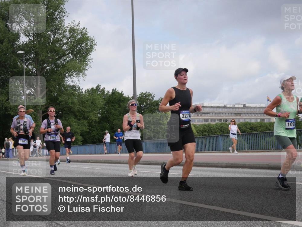 29.06.2025 - hella hamburg halbmarathon Luisa Fischer http://msf.ph/oto/8446856 29.06.2025 10:29:06 Kennedybrücke 3961, 15119, 3963, 2278, 1093, 1093, 1305, 2278, 3961, 3963, 6663, 9186 meine-sportfotos.de