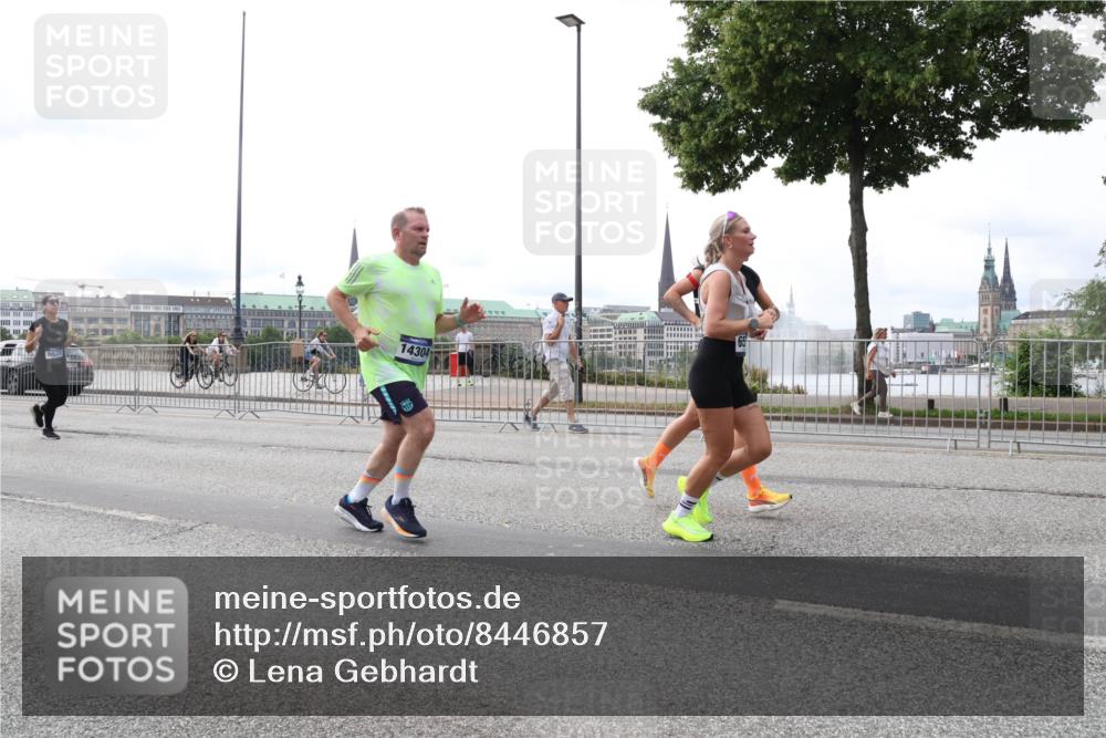 29.06.2025 - hella hamburg halbmarathon Lena Gebhardt http://msf.ph/oto/8446857 29.06.2025 10:30:11 Lombardsbrücke 14304, 1097, 1547, 1694, 2302, 2699, 2901, 3443, 3573, 3613, 4580, 5063, 5322, 6598, 6616, 6626, 8388, 8792, 8941, 9095, 10162, 10880, 11376, 11444, 12227, 12305, 12349, 12350, 12504, 12537, 12687, 12688, 12710, 13031, 13418, 13810, 14304, 15266, 15938, 16182, 16601, 16604, 16735, 16769, 16864, 17529, 18046, 18385, 18503, 18671 meine-sportfotos.de