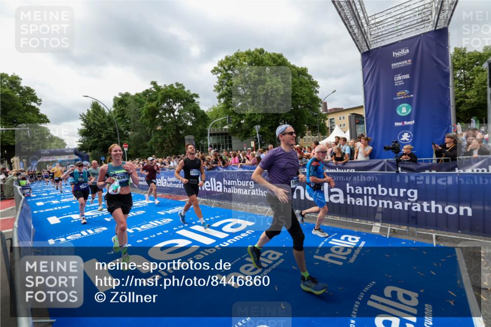 29.06.2025 - hella hamburg halbmarathon Zöllner http://msf.ph/oto/8446860 29.06.2025 10:57:55 Ziel 2034, 2806, 2883, 3575, 5391, 7138, 7159, 7269, 9820, 10599, 10703, 11394, 12523, 13376, 14737, 14881, 15349, 16517, 17543, 18492 meine-sportfotos.de